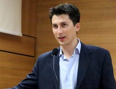 ΚΙΝΑΛ: «Παράλογο να ρίχνει ευθύνες η κυβέρνηση στην άναρχη δόμηση»